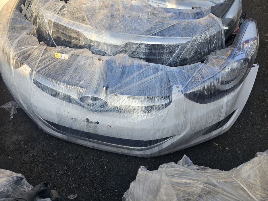 Hyundai Elantra бампера ,двери, багажники разного цвета и, фары, зерка