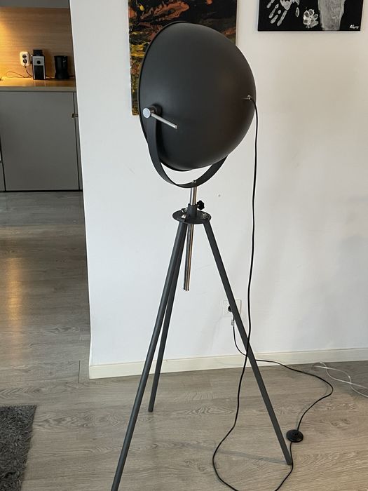 Lampadar stil industrial cu reflector lampa si trepied, din metal, gri