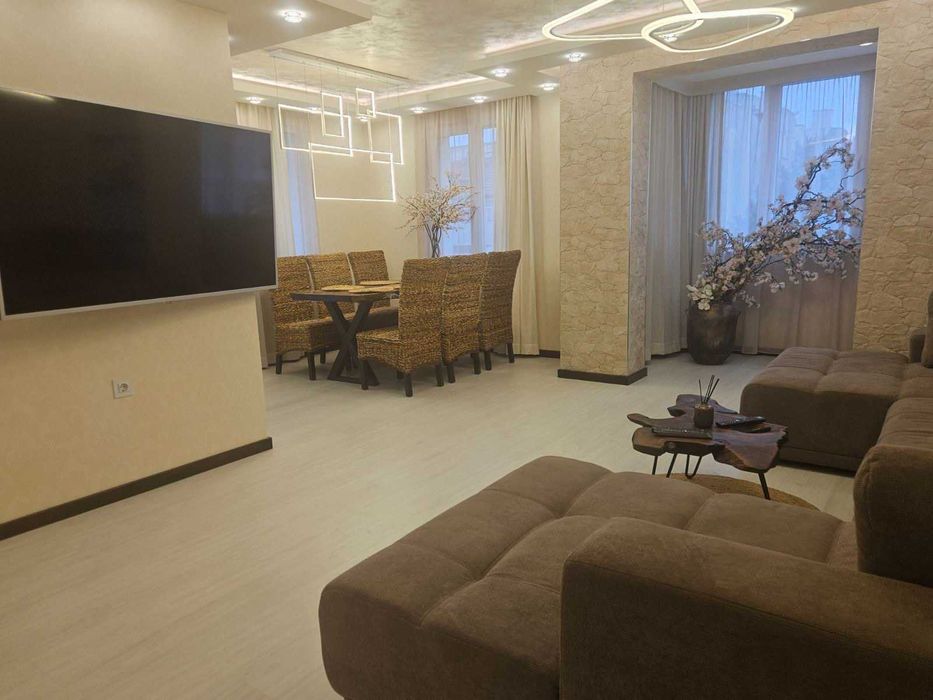 Дава се под наем Тристаен апартамент в Варна, Бриз - 110 кв.м за 109.65 € - Снимка #12