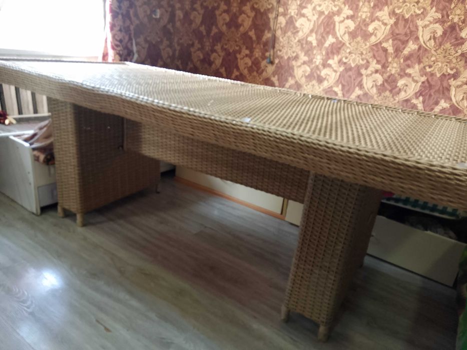 Стол плетенный из ратановой нити