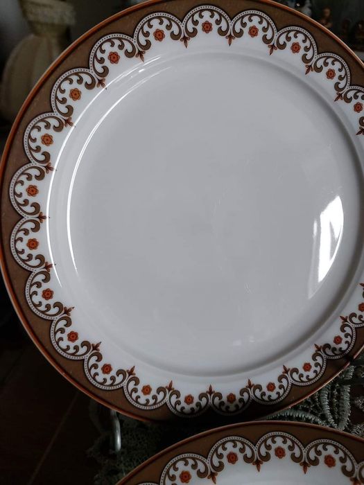 6 Farfurii diametru 19 cm si 2 farfurii diam 15 cm , Bavaria, 140 Leii