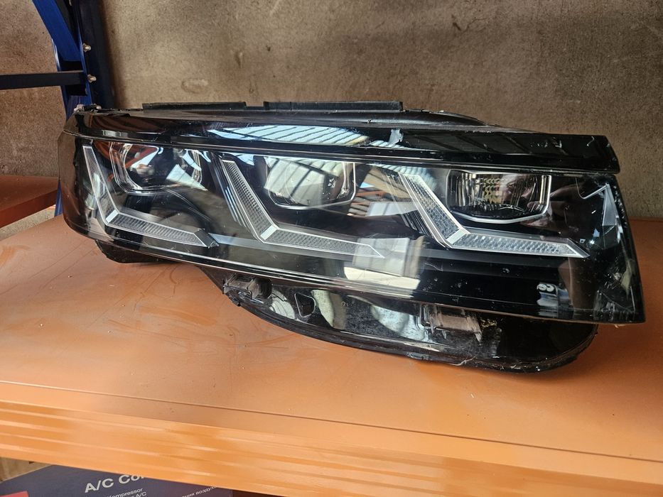 Десен фар със забележки за VW Touareg 2025г