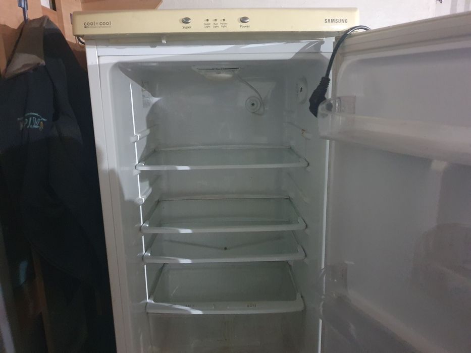 Продам нерабочий холодильник  самсунг