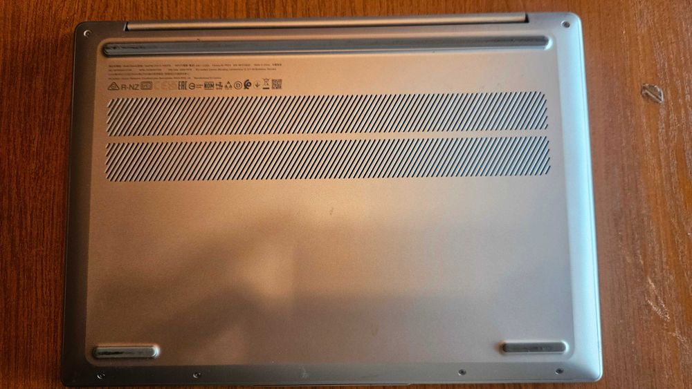 Lenovo IdeaPad Slim 5 с гаранция 8845HS, 780m, 2025 г., като чисто нов