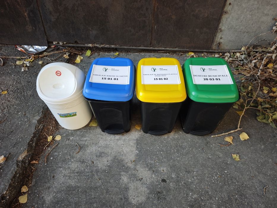 Coșuri de gunoi selectiv, colorate, cu etichete, din plastic