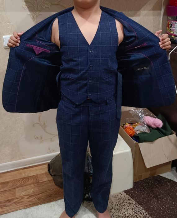 Продам школьный модный костюм
