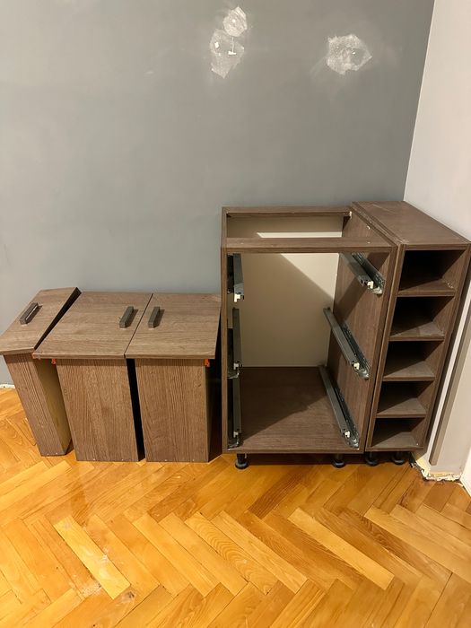 Кухненски шкафове - горни и един долен с чекмеджета