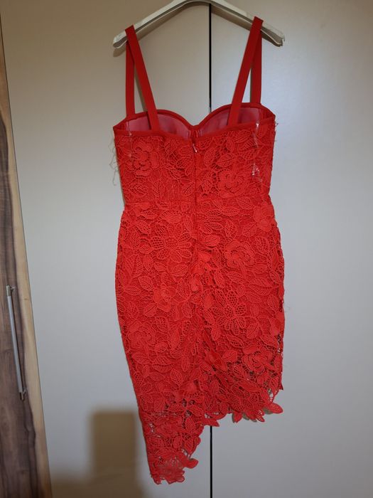 Продавам дантелена рокля