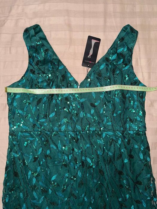 Платье нарядное новое.