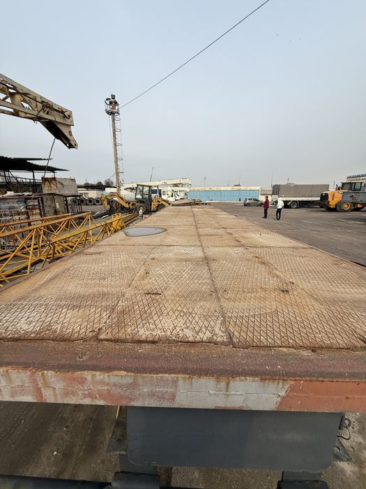 Контейнеровоз площадка полуприцеп сотилади