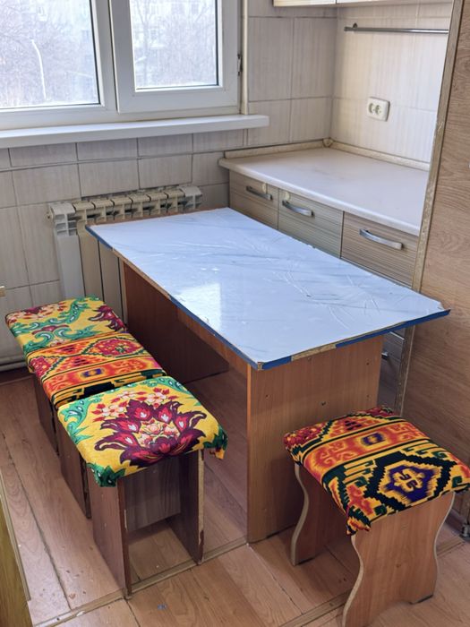 Стол с табуретками