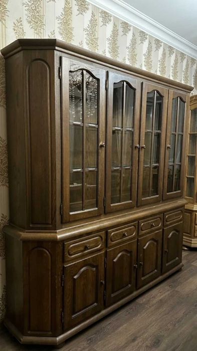 Продам элитный сервант (витрину) из массива дуба (Беларусь)».