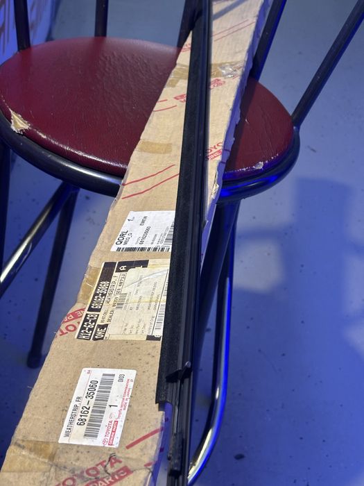 Уплотнитель стекла двери передней левой 4 runner