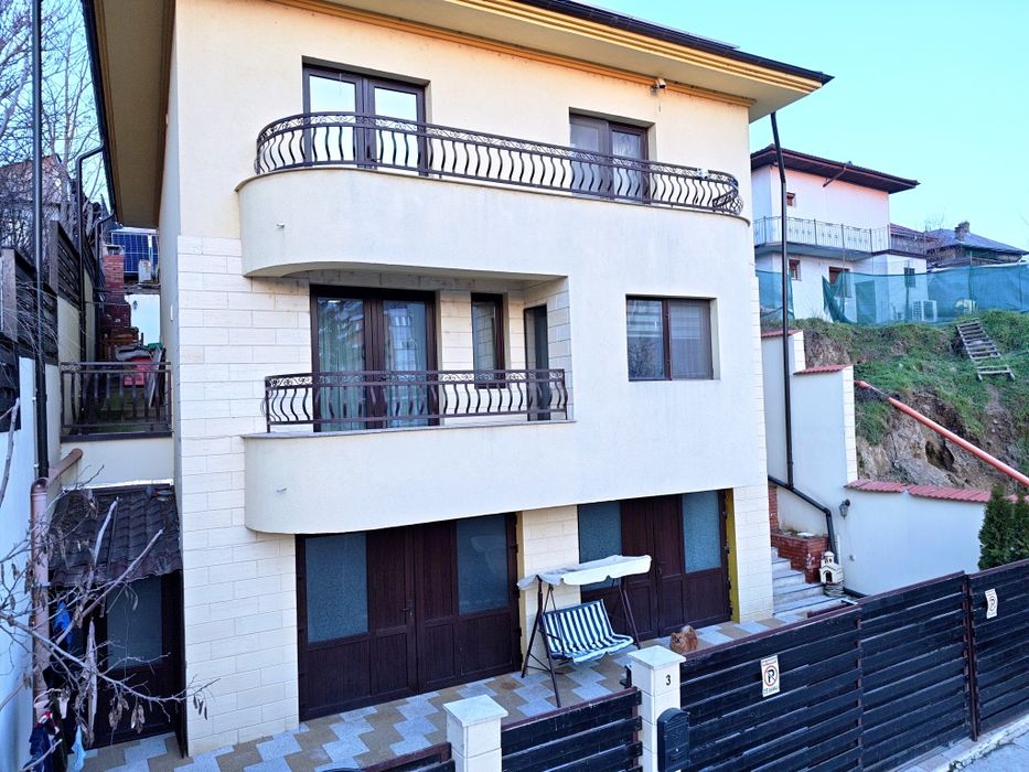 Casa S+D+P ultra central la 150m de piata noua