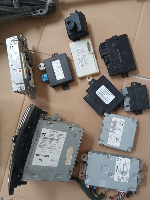 Vând volan și consola Infinity Q30 2019