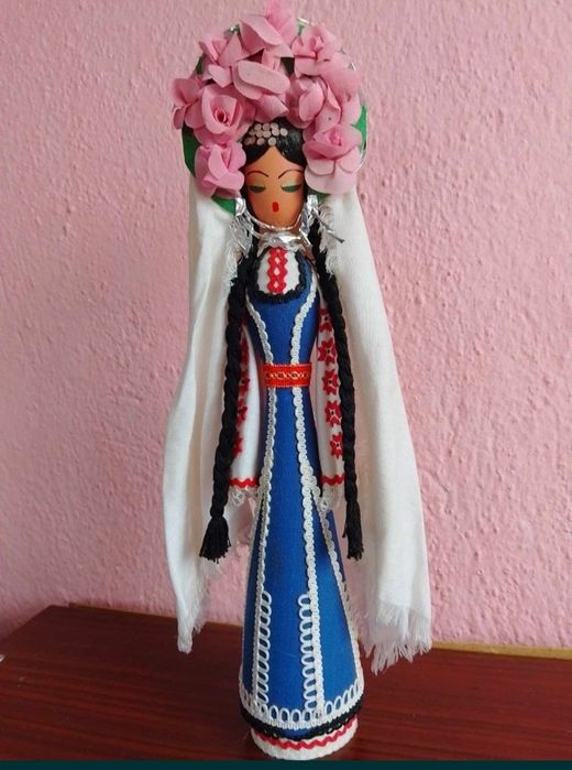 Дървена кукла ,тениски с българска носия,детски мини барабани и други