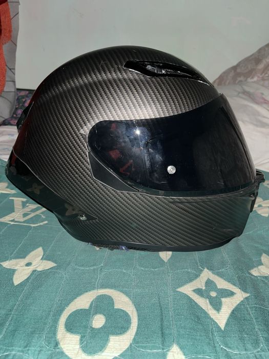 AGV shlem sotiladi