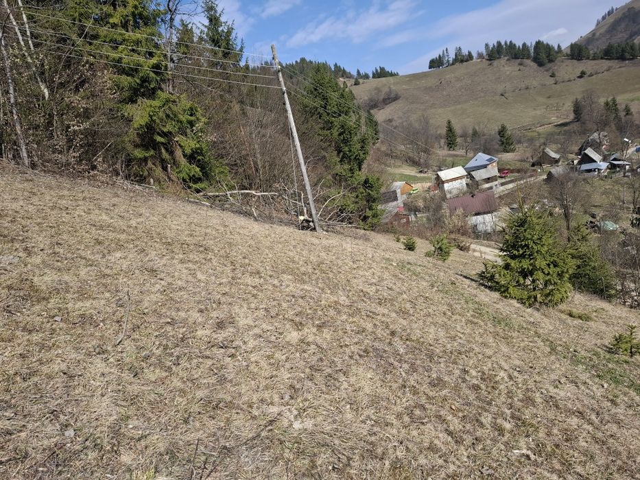 Vând teren se 300 - 350 metri pătrați.