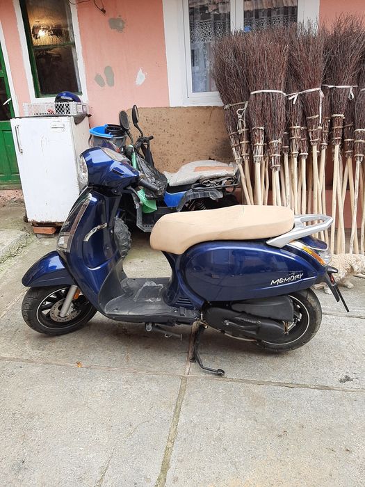 Vând moped înscris