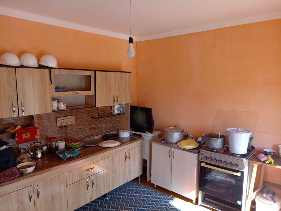 6 sotixli uy sotiladi.Guliston tumani Ishonch MFY