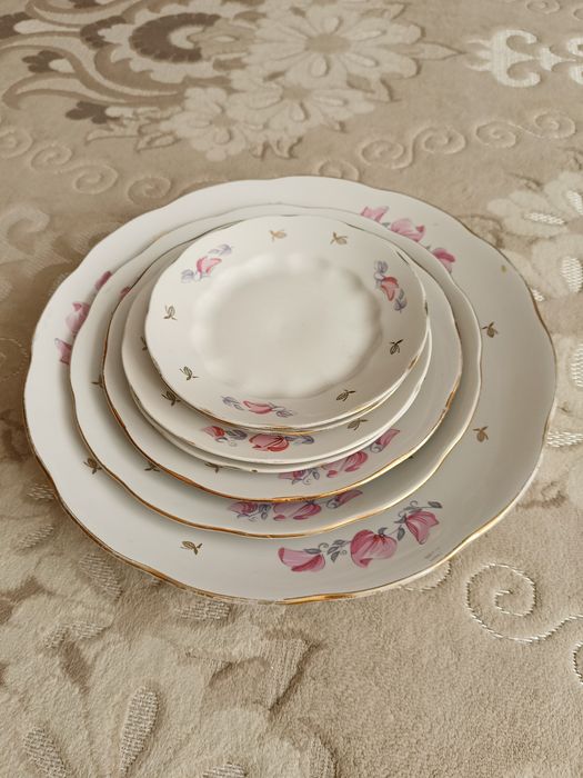 Набор столовых тарелок.