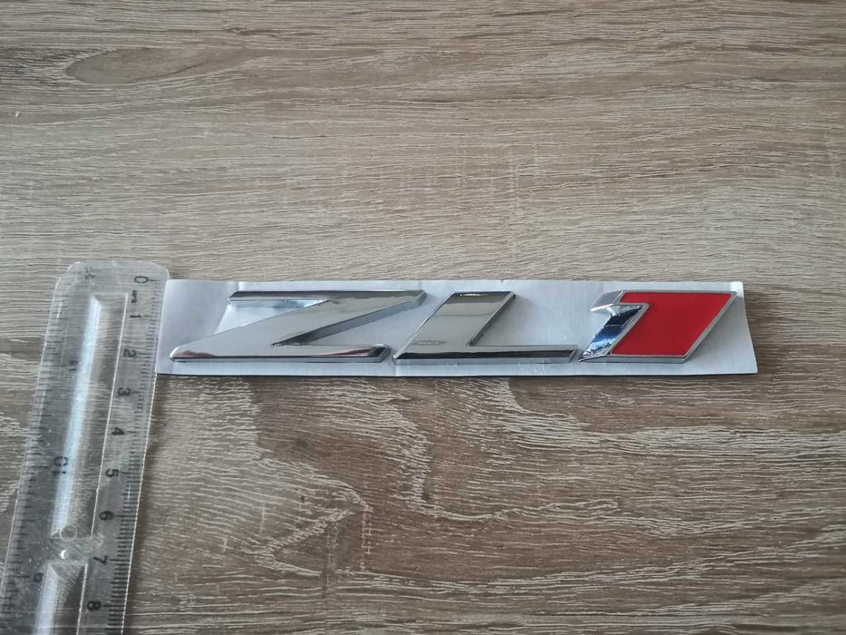Chevrolet Camaro ZL1 сребриста емблема