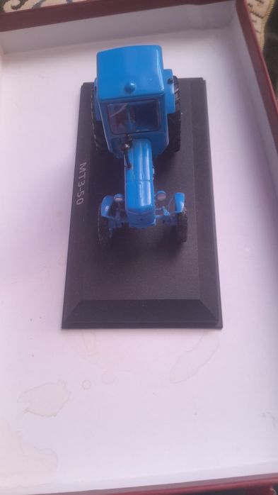 Модель трактора и легковой машина .