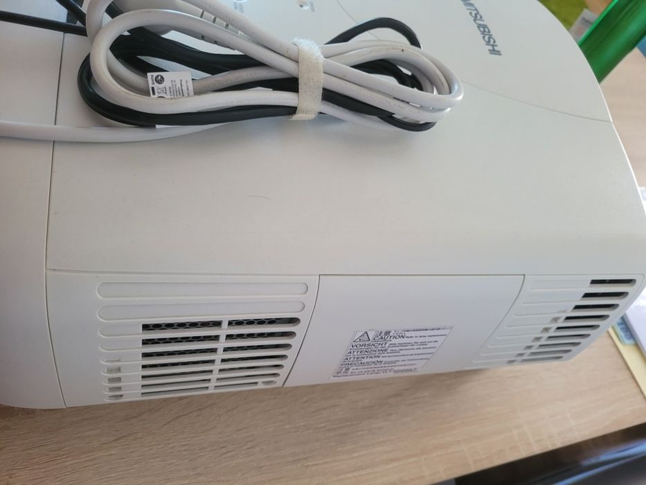 Video proiector profesional Mitsubishi XD3500U