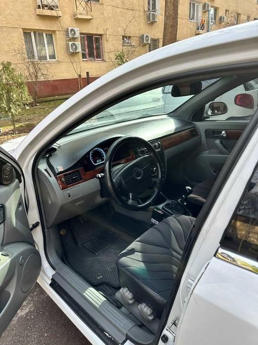 Checrolet Lacetti 2-poz 
2009 yil 580 000 km 
Metan 100tali balon 
4ta