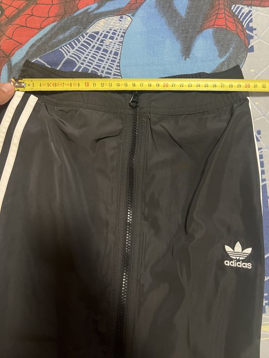 Fusta adidas cu fermoar.