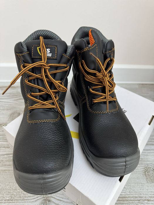 новые Ботинки отличного качества