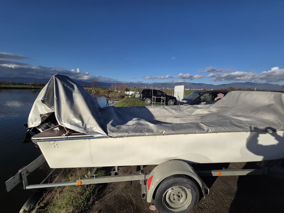 Продавам моторна лодка