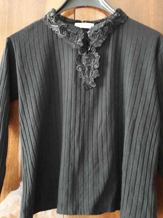 Дамска черна блуза с дълъг ръкав и дантелена яка