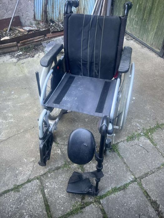 Инвалидна количка "Meyra" със стойка за ляв крак