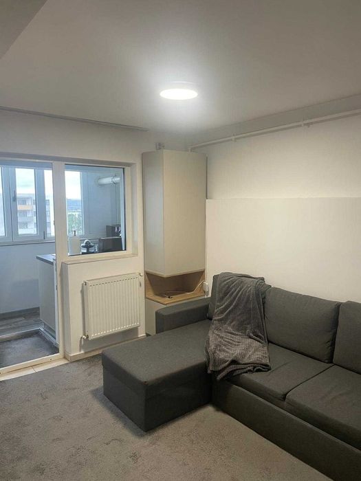 Dau in  chirie apartament cu o camera, transformat in doua camere , are parcare subterana.