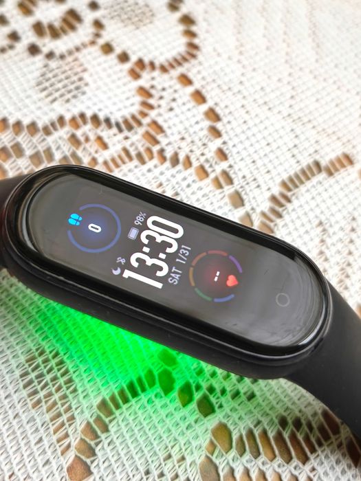 Xiaomi Mi Band 5, в отлично състояние, чисто нова каишка