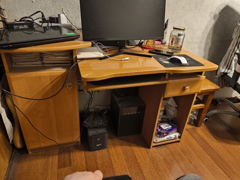 Стол для компьютера в нормальном состоянии