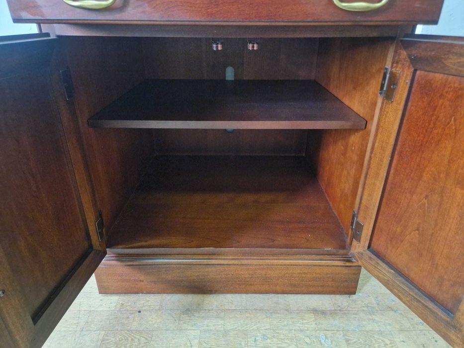 Шкаф от черешов масив