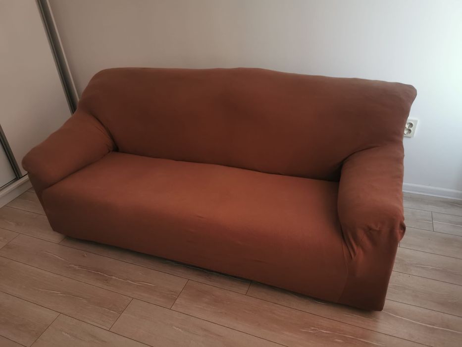 Canapea, trei locuri, nu este extensibilă.