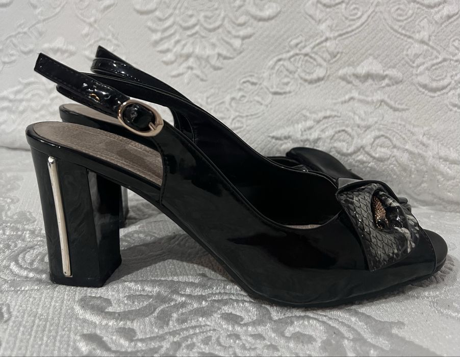 Елегантни обувки на ток