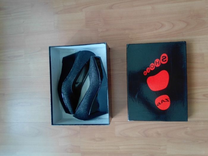 Продавам елегантни дамски обувки.