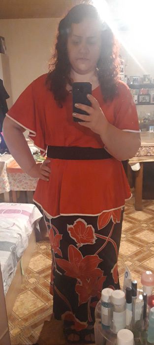 Продавам пола и блуза размер 4 XL