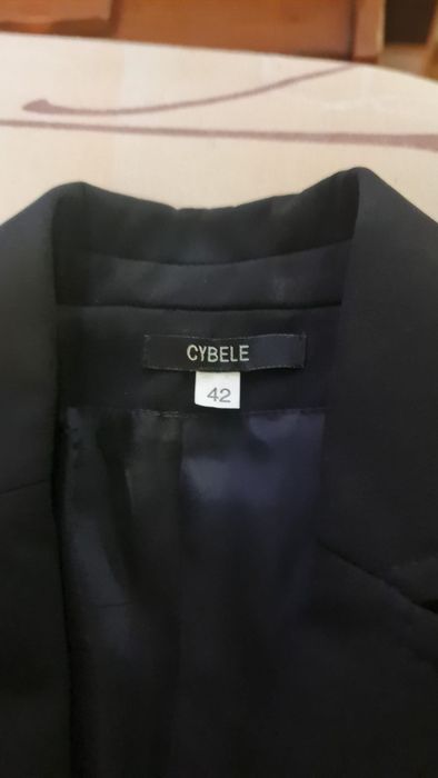 Sacou .Vesta din piele.Costum din doua piese.Pret 100 lei/bucata