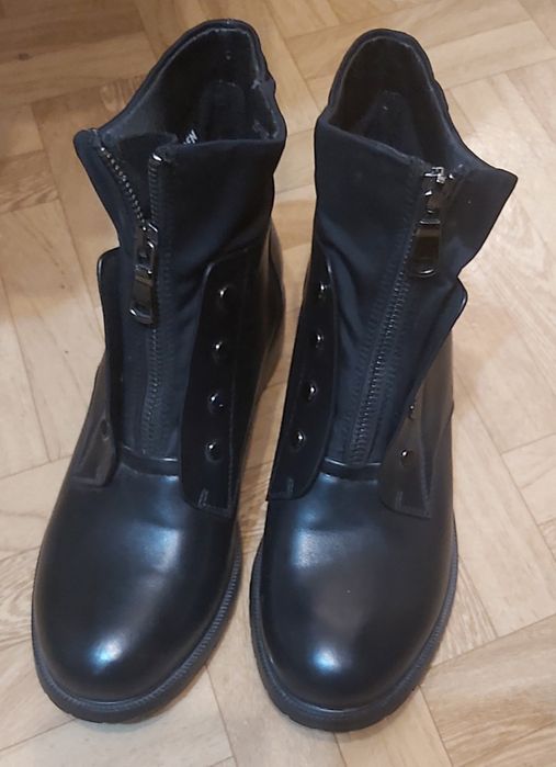 Продаются женские ботиночки