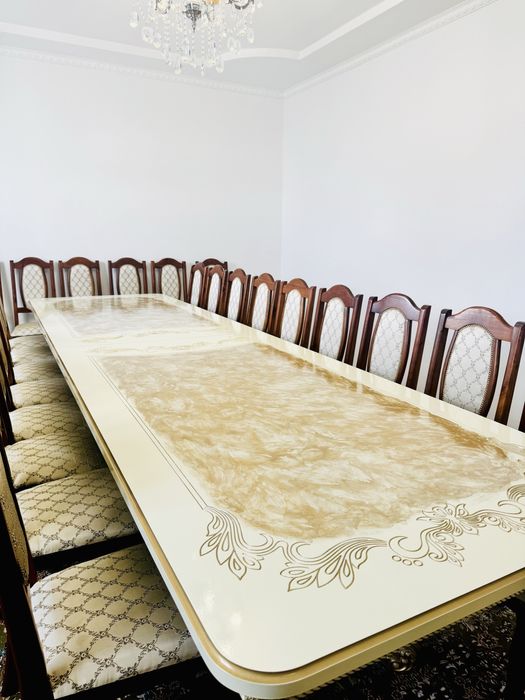 Стол, стулья, комод