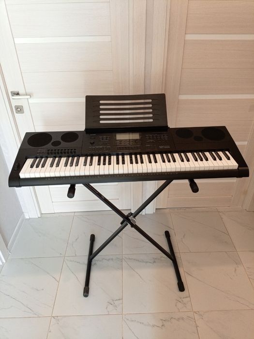 Sintezator (elektronniy piano) sotaman! Srochniy!