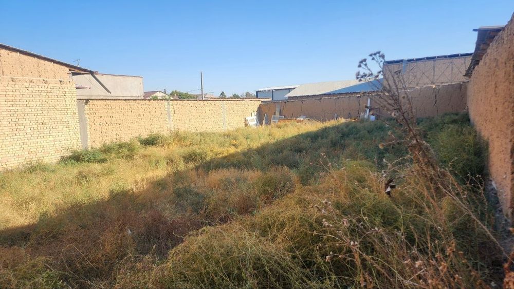 Yer narxida sotiladi srochna