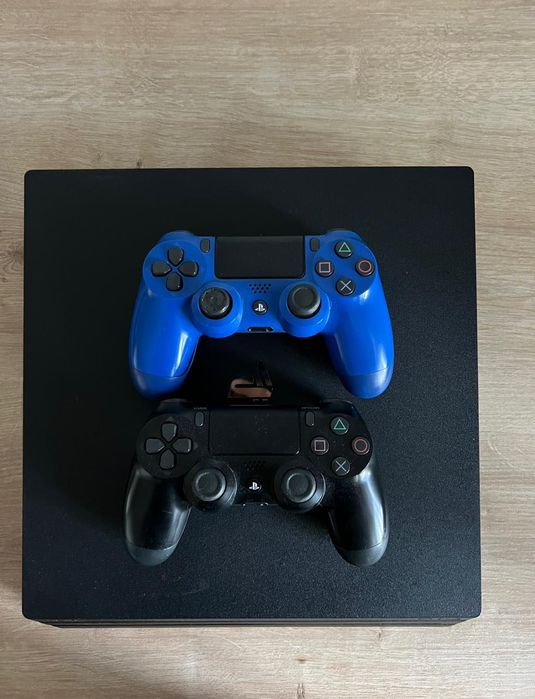 SONY PS4 PRO  в хорошем состояние.