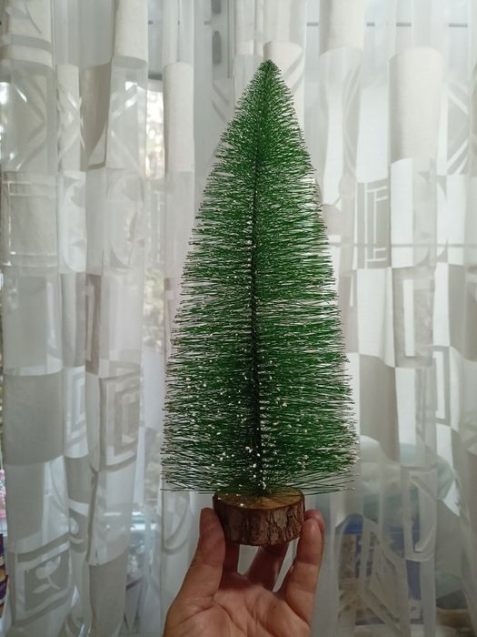 Ёлочки для вашего дома , одно из ниток сделанна руками , одна поющая