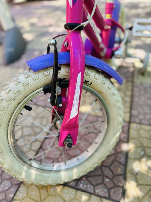Bicicleta venture roz de fetite cochete
